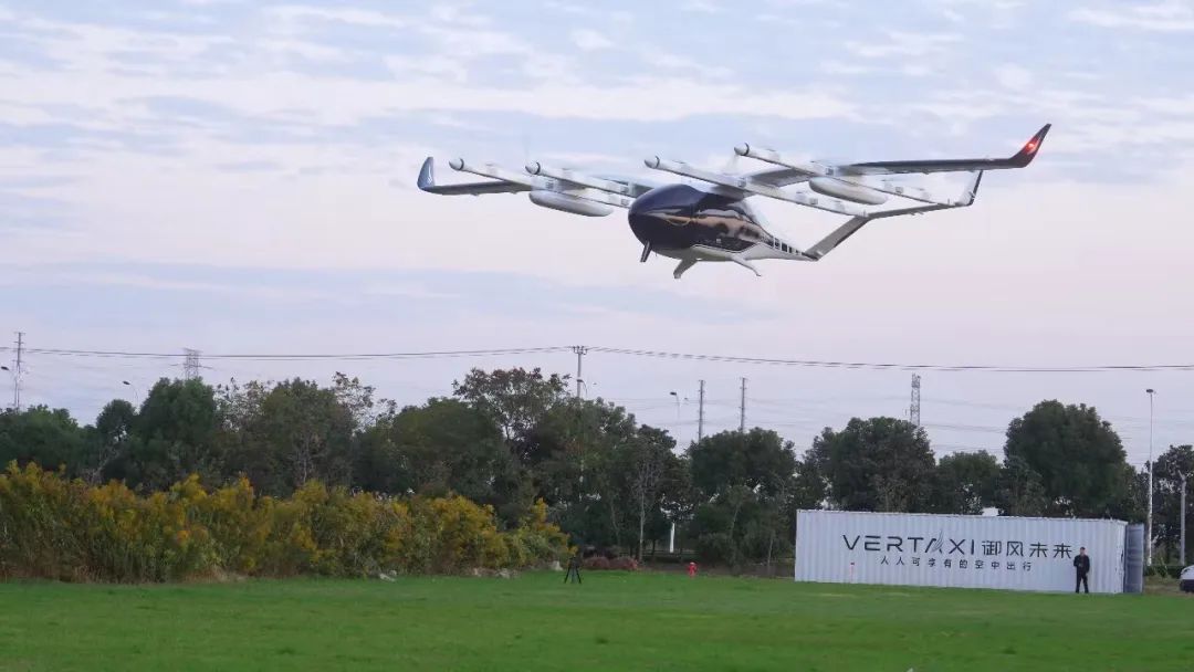 御风未来自主研发的2吨级eVTOL(电动垂直起降飞行器)M1首架机在上海金山「成功完成首飞