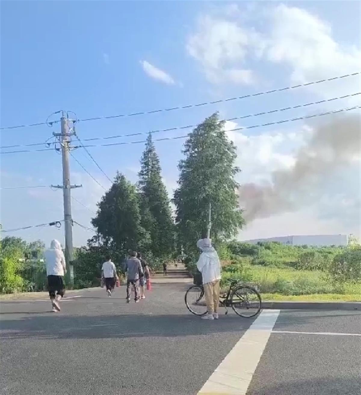 江苏无锡宜兴市一架大型无人机在试飞中意外坠落