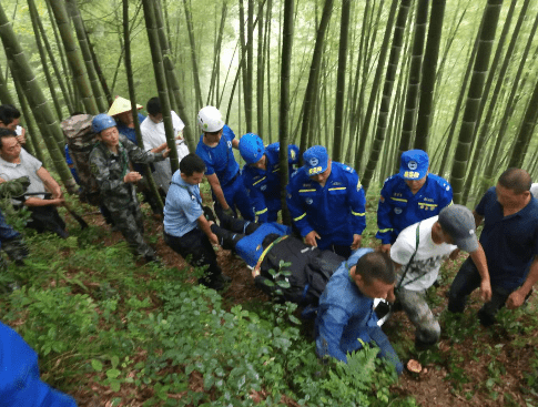 无人机航拍爱好者跌落山谷 警民上演“生死时速”