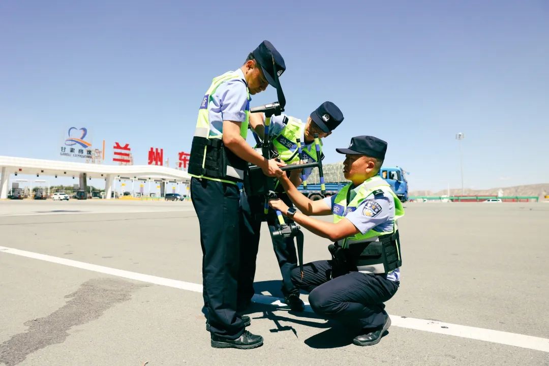 甘肃兰州“安澜·铁鹰”试点警务无人机巡逻执法