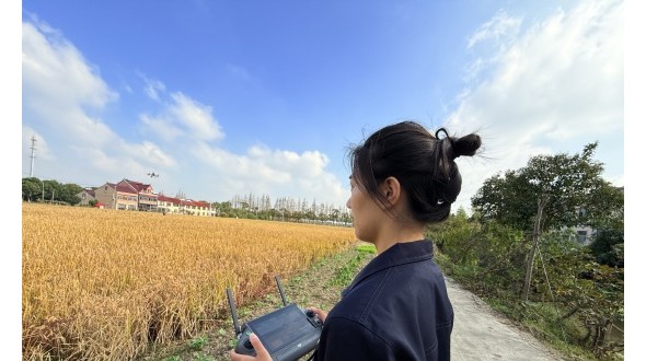 人民日报：无人机女飞手播撒平安与温情